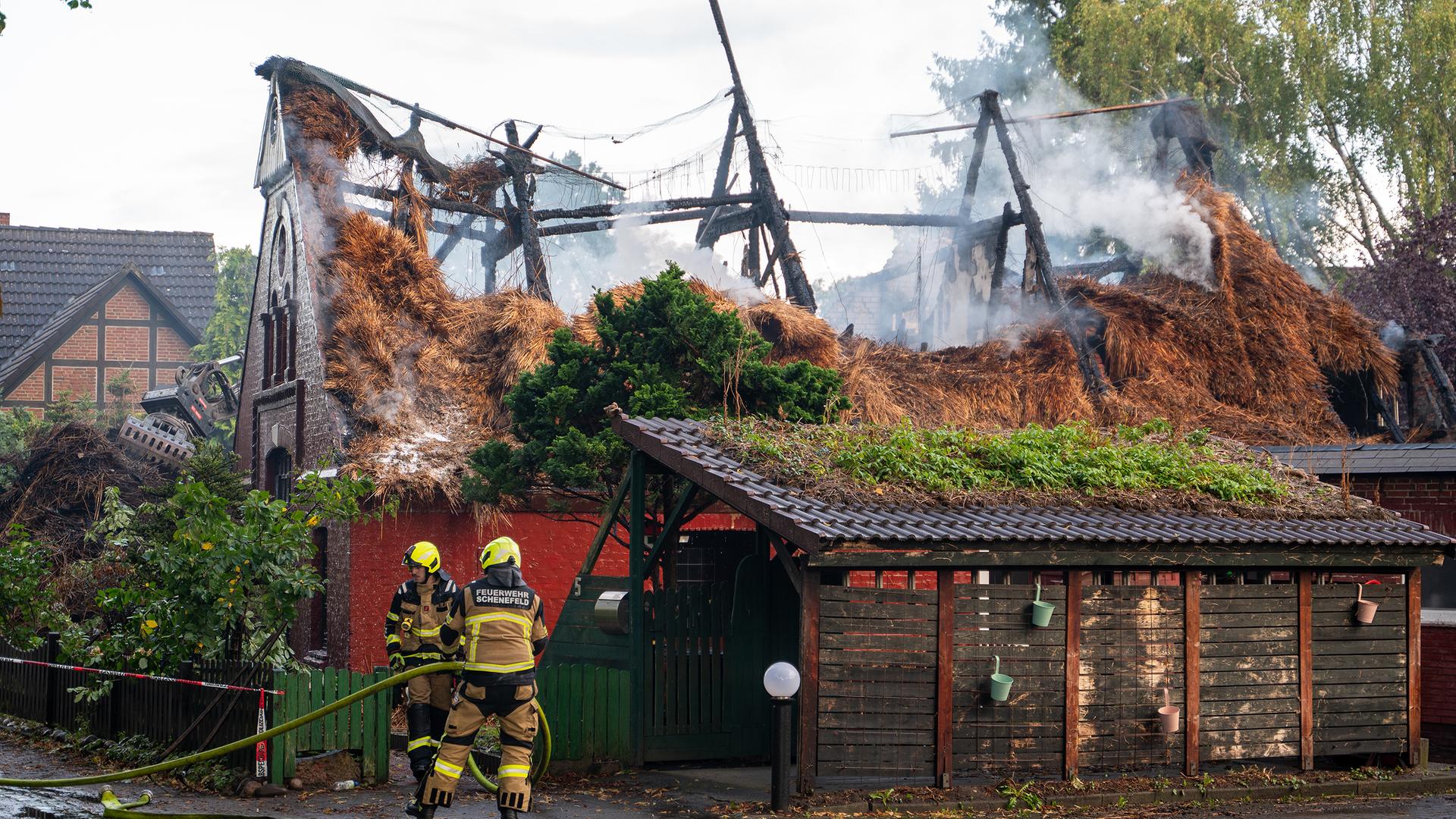 Feuer zerstört Reetdachhaus in Schenefeld - Großeinsatz beendet