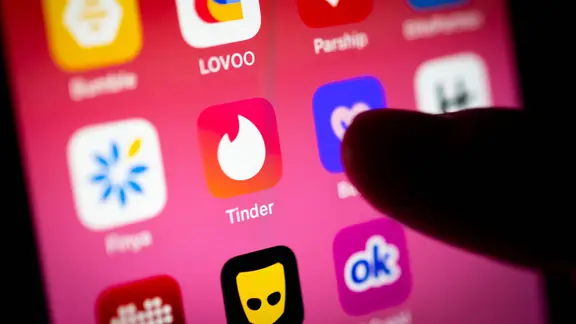 Ein Handy mit mehreren Apps für Online-Dating | picture-alliance/dpa, Sina Schuldt Ein Mobiltelefon mit mehreren Apps für Online-Dating