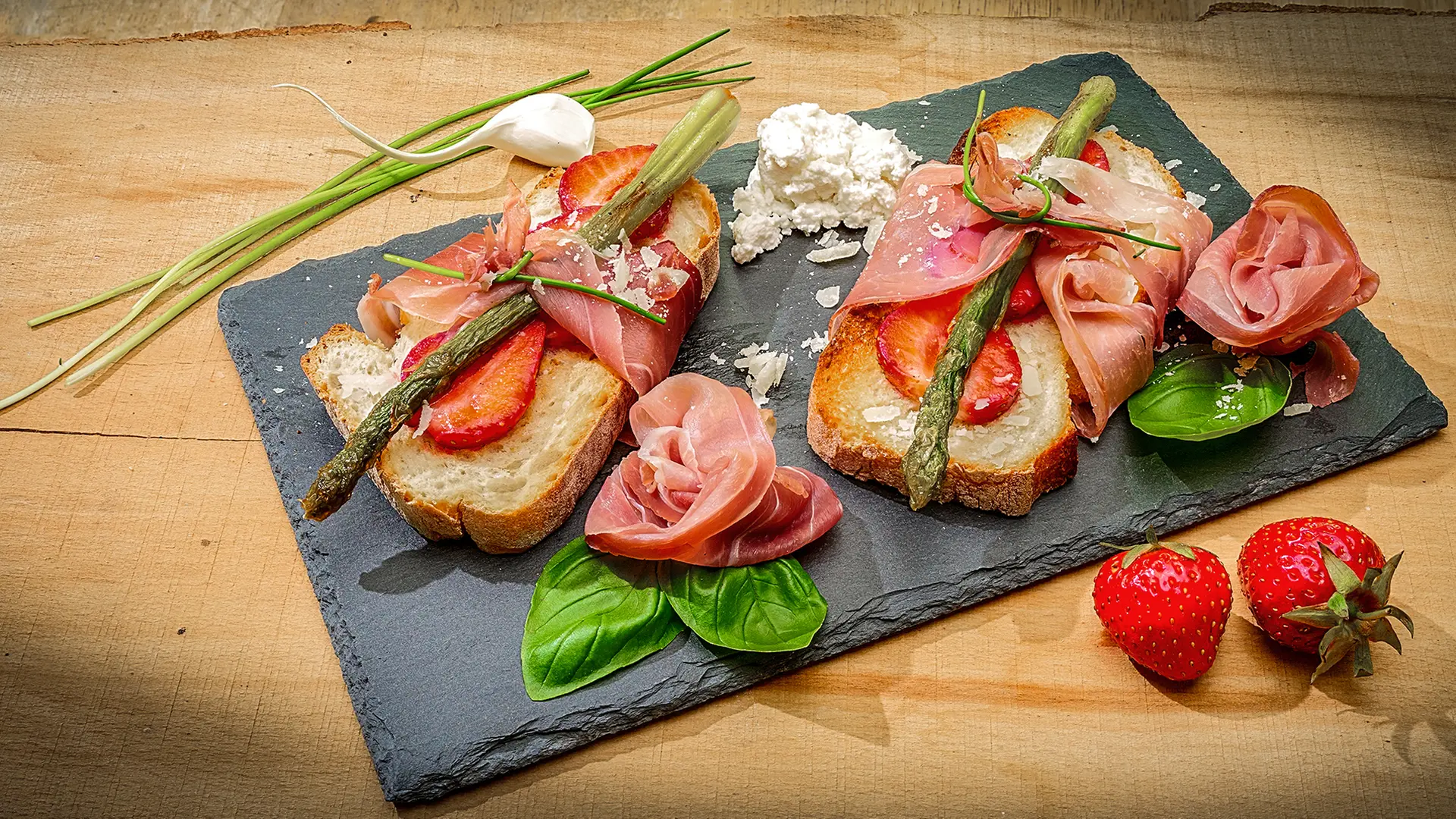 Bruschetta mit grünem Spargel, Erdbeeren und Schinken | ndr.de
