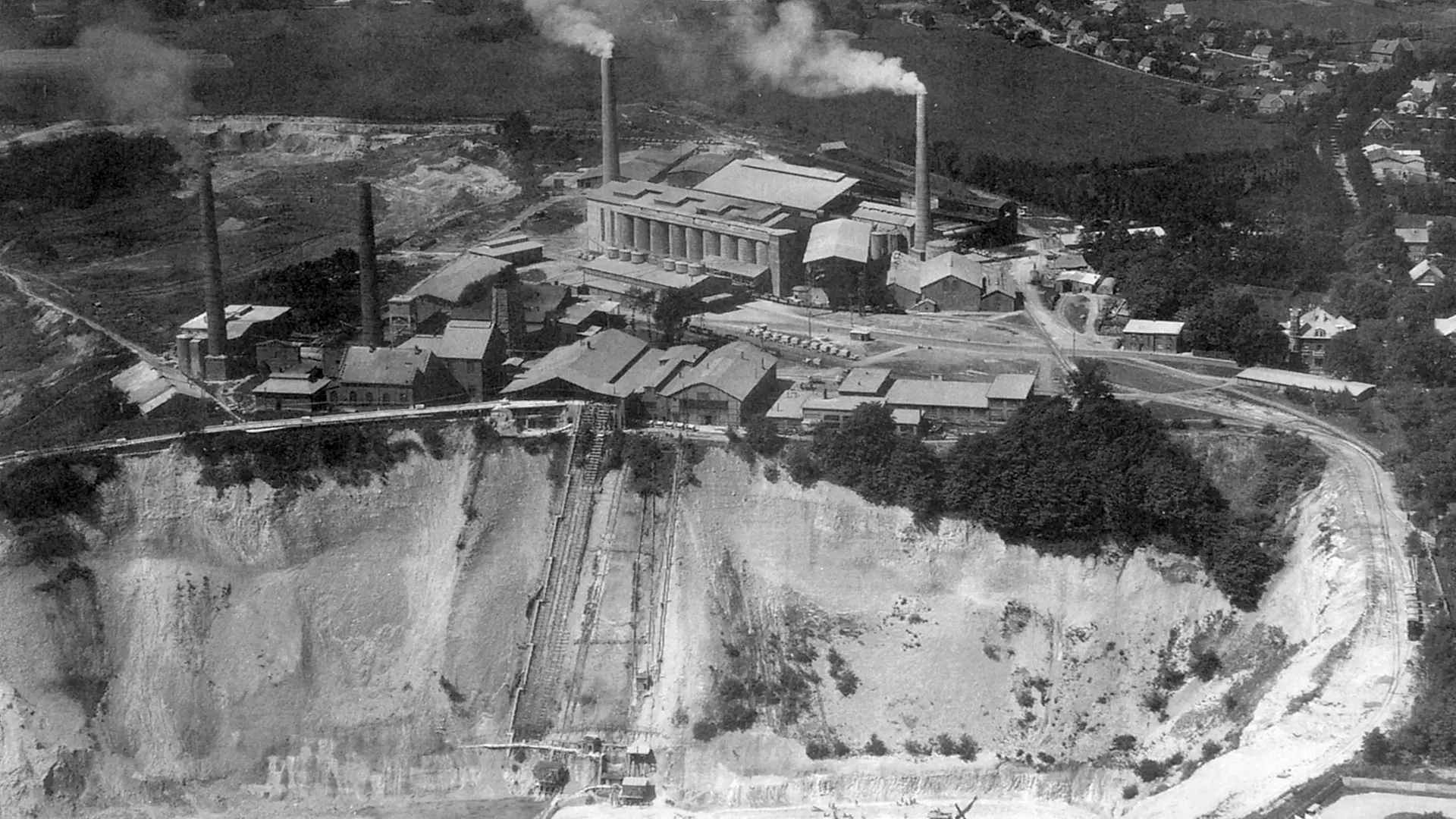 Kreidesee Hemmoor: Once a cement stronghold, today airplanes under water