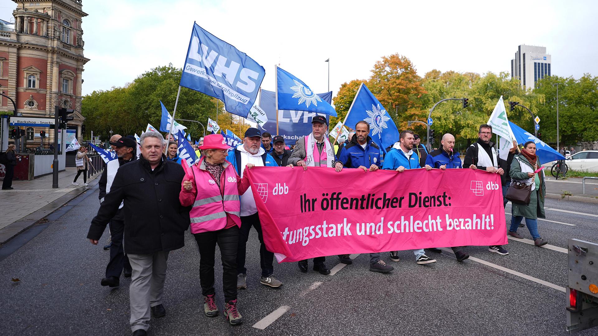 Warnstreik und Demo: Hamburger Stadtbedienste fordern Sonderzulage