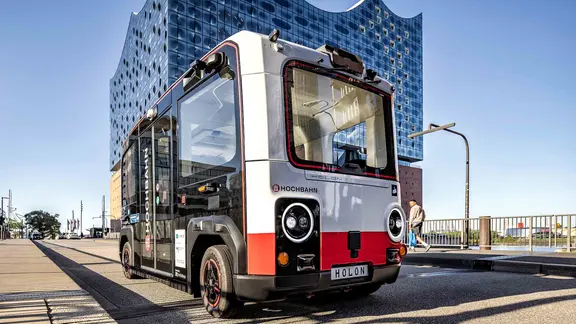 Der Holon, ein autonomer Kleinbus, fährt durch die Hamburger Hafencity.