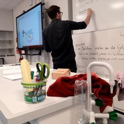 Der 25-jährige Referendar Marten Janßen unterrichtet vor einer Schulklasse.