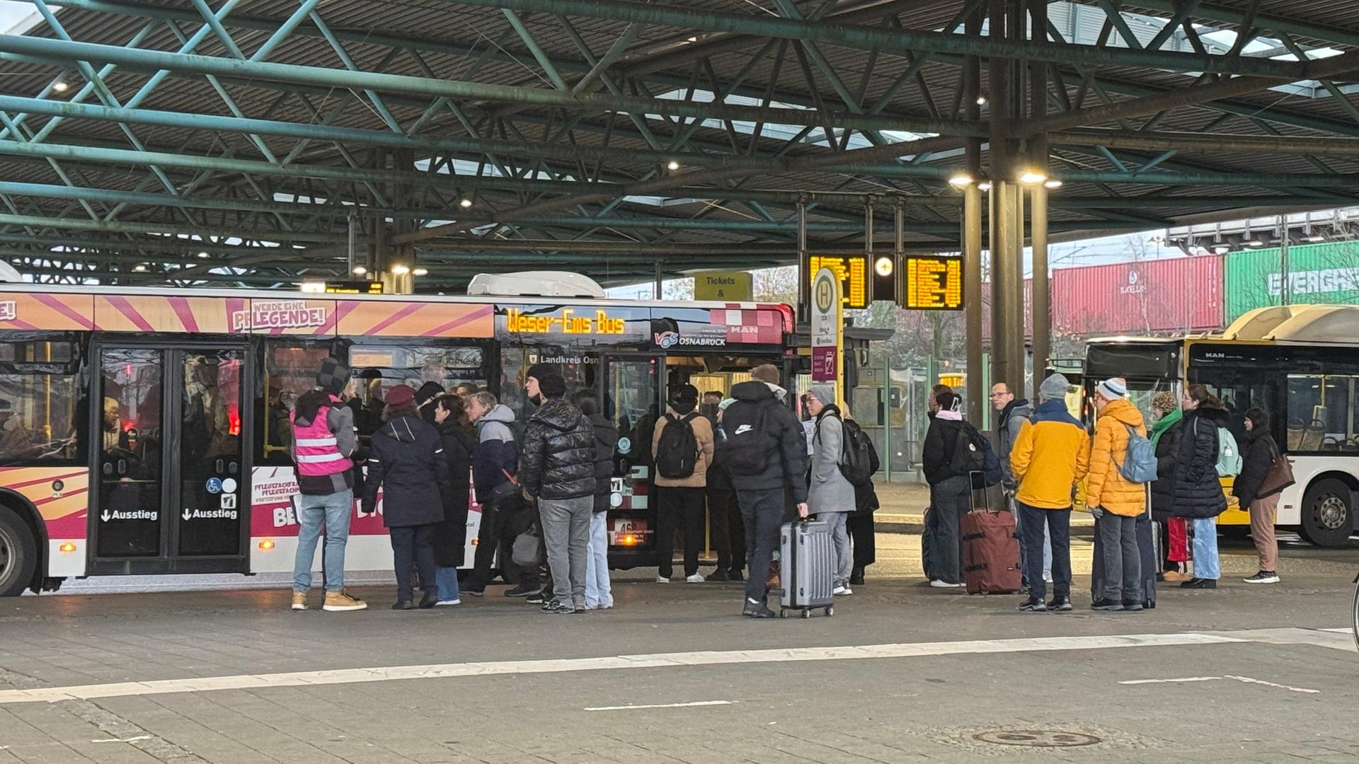 Fahrgäste waren am ZOB Oldenburg auf ihren Bus. | Foto: Pascal Klug