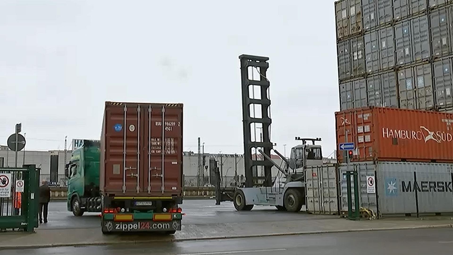 Ein Lkw des Unternehmens Zippel transportiert einen Container. | NDR Fernsehen