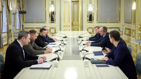 Johann Wadephul (CDU) und Friedrich Merz (CDU) nehmen an einem treffen mit dem ukrainischen Präsidenten Zelenskyy in Kiew teil.