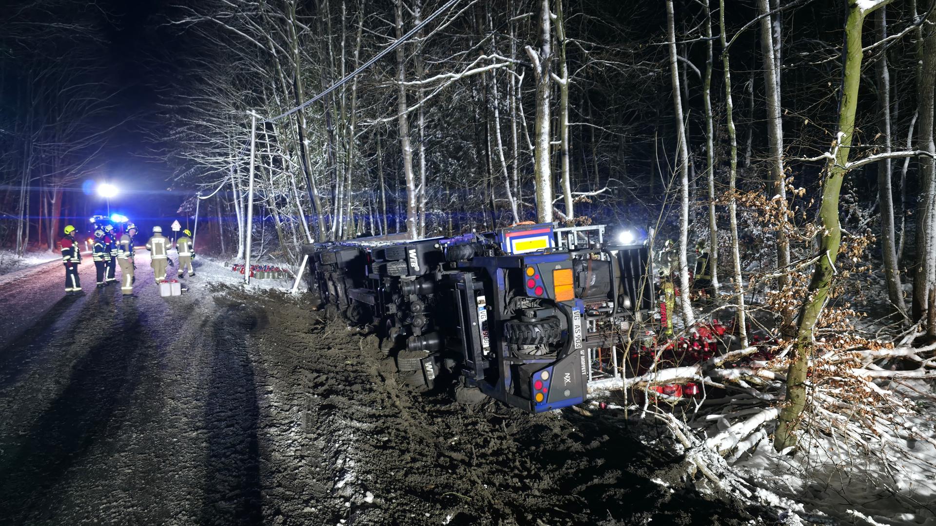 Unfall mit Gasflaschen: 100.000 Euro Schaden und stundenlange Sperrung