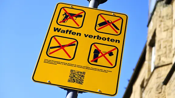 "Waffen verboten" steht auf einem Schild am Hamburger Hauptbahnhof. (neukauf: 21.11.24) 483402322