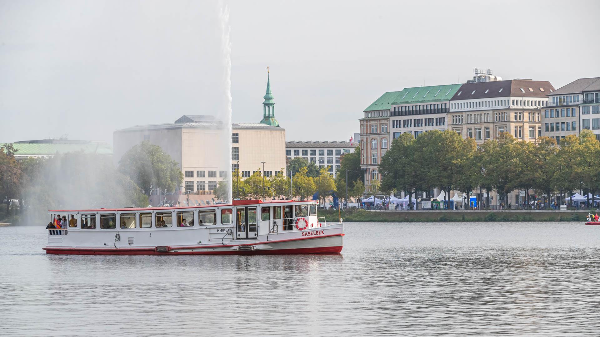 Hamburger Alsterdampfer schippern wieder im Sommerbetrieb