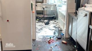 Blick in die verwüstete Schulküche mit zerbrochenem Geschirr auf dem Boden.