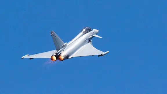 Ein Eurofighter der Luftwaffe in der Luft.
