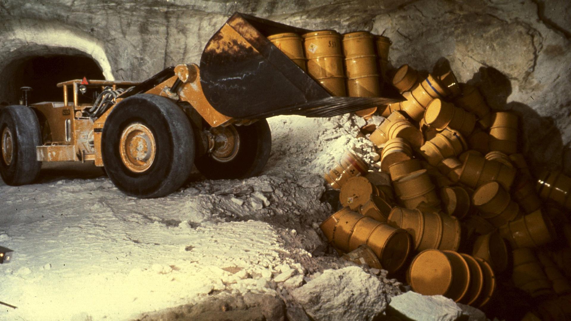 Ein Radlader kippt Fässer mit radioaktivem Müll in eine Kammer der Schachtanlage Asse | picture alliance / dpa | Schachtanlage Asse