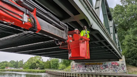 Eine beschädigte Brücke über den Dortmund-Ems-Kanal in Lingen wird inspiziert.
