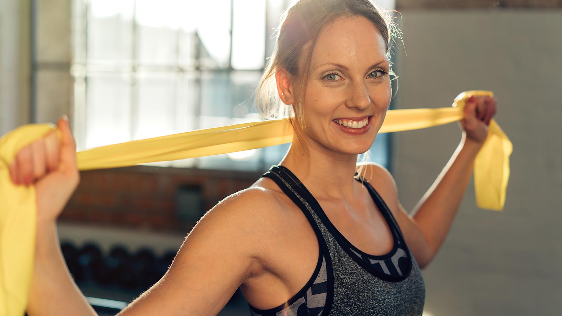 Frau macht Fitnessübung mit Terraband. | Fotolia.com, contrastwerkstatt