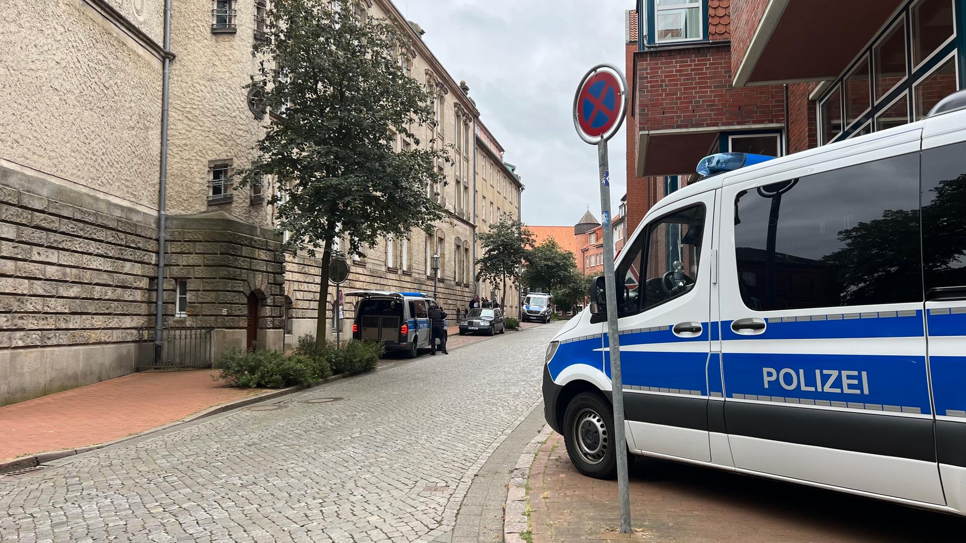Am Landgericht Stade stehen Polizeifahrzeuge. | NDR / Marlene Kukral