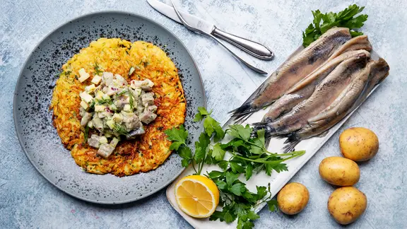 Rösti mit Matjes-Apfel-Salat auf einem Teller serviert | NDR, Claudia Timmann Rösti mit Matjes-Apfel-Salat auf einem Teller serviert