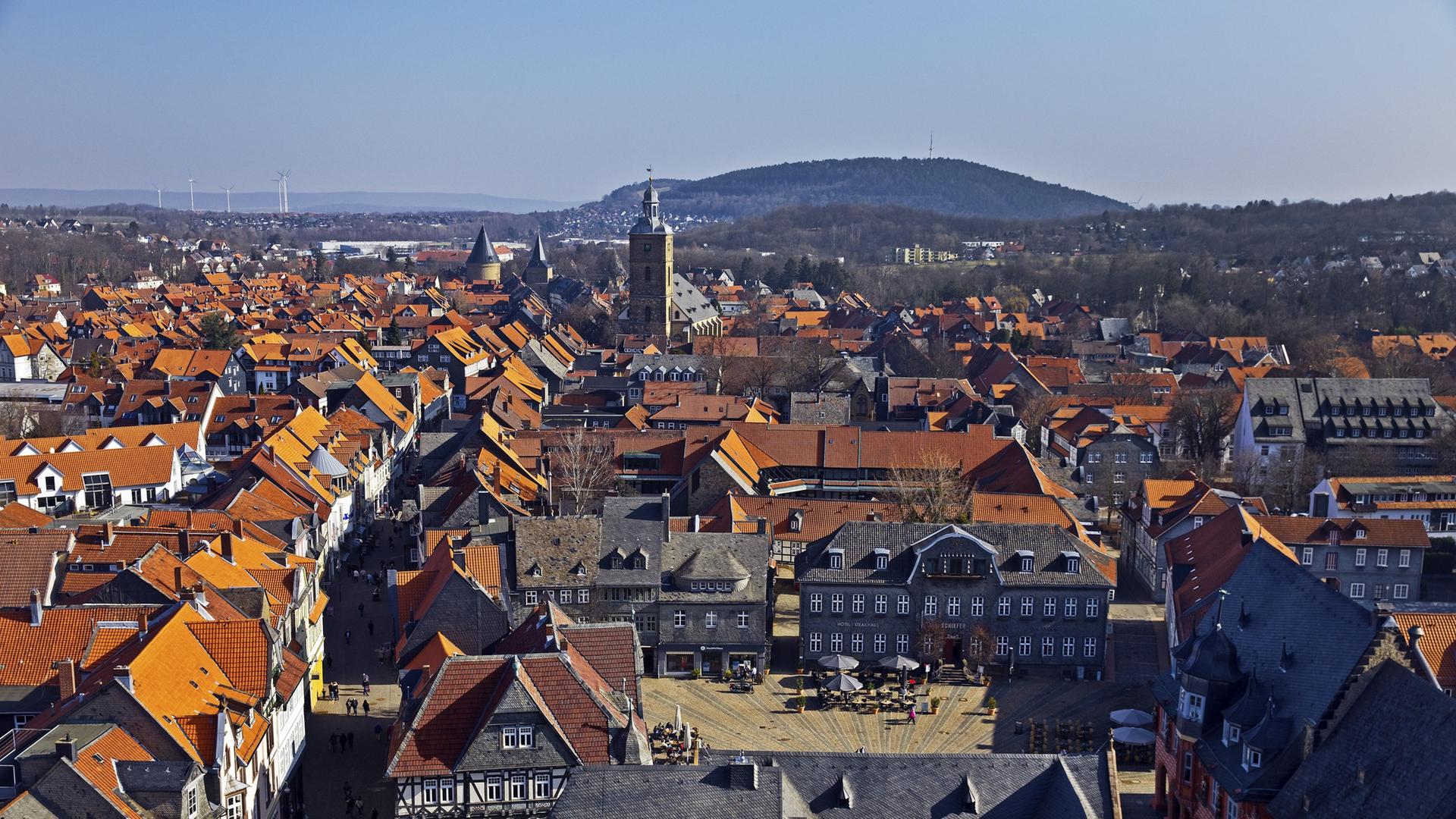 Stadtpanorama von der Marktkirche über den Dächern der Altstadt von Goslar mit Blick auf den Marktplatz und die St.-Stephani-Kirche | picture alliance / ImageBROKER, Stefan Ziese