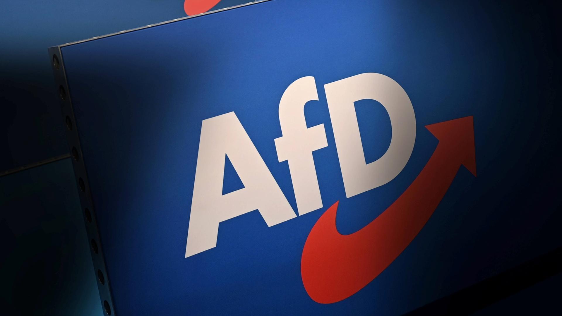 Das Parteilogo der AfD prangt während eines Parteitags auf einem Aufsteller. (Themenbild) | IMAGO/Sven Simon