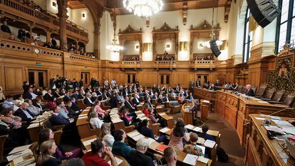 Alterspräsident Ralf Niedmers (CDU, r) spricht bei der konstituierenden Sitzung der Hamburgischen Bürgerschaft im Rathaus.