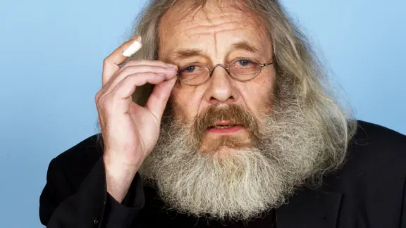 Ο Harry Rowohlt, συγγραφέας, μεταφραστής και ηθοποιός, ποζάρει σε μια φωτογράφηση για τα 1.000 χρόνια. Επεισόδιο της σειράς "Lindenstrasse" 2005.