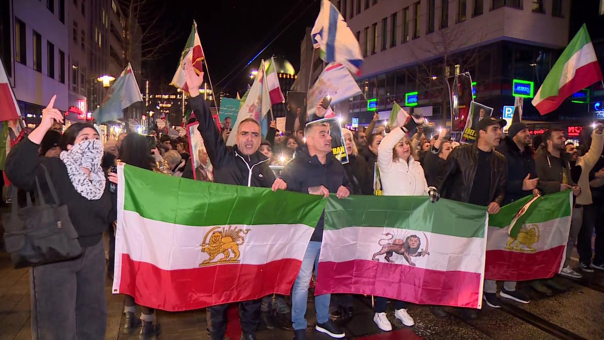 Menschen demonstrieren mit Fahnen auf einer Straße in Hannover. | Hannover Reporter