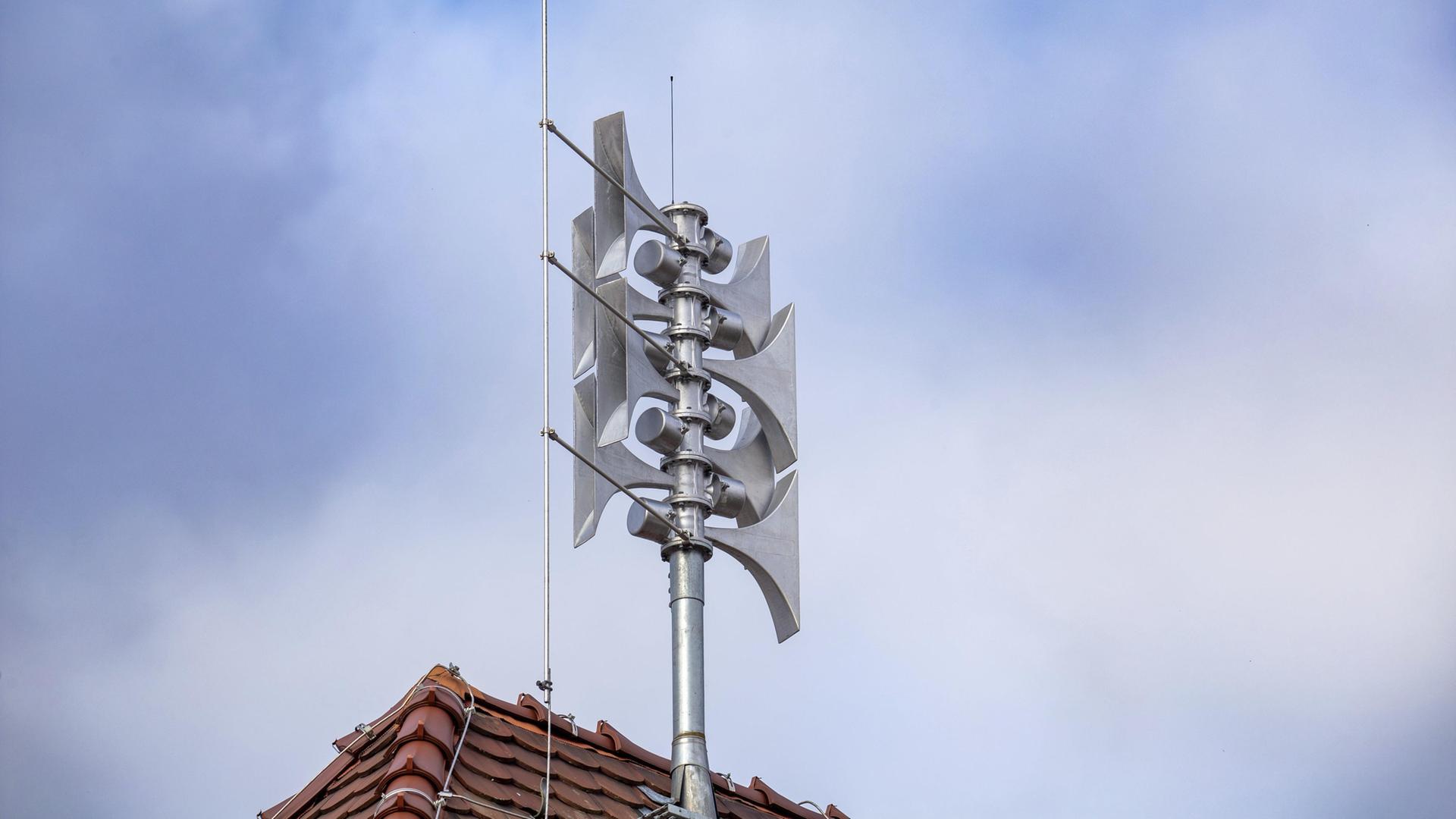 Nahaufnahme einer Sirene an einer Schule | picture alliance / imageBROKER, Udo Herrmann