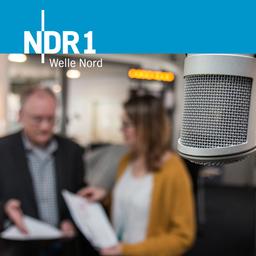 Ein Mikrofon vor zwei Menschen.