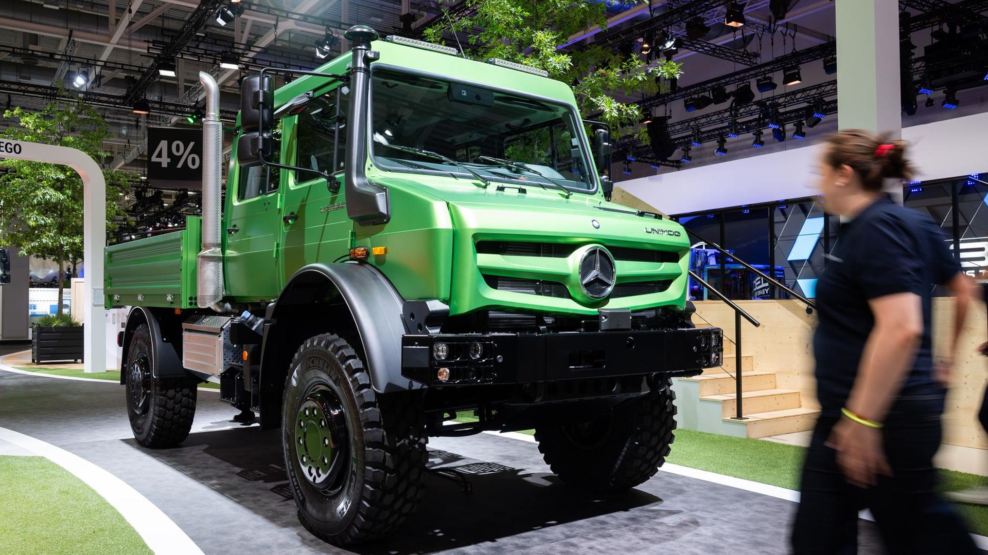 Niedersachsen, Hannover: Ein Extreme Off-Road Unimog steht am Messestand von Daimler Trucks bei der IAA Transportation in der Messe Hannover. | dpa-Bildfunk, Julian Stratenschulte