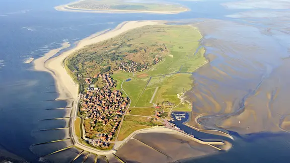 Luftaufnahme der ostfriesischen Insel Baltrum. | dpa/picture-alliance, Ingo Wagner Luftaufnahme der ostfriesischen Insel Baltrum.