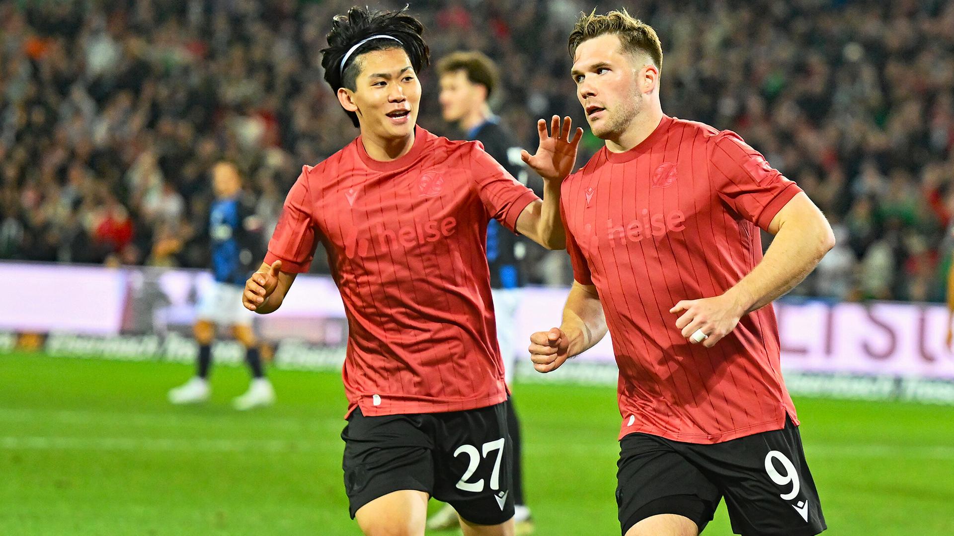 Benjamin Källman (r.) von Hannover 96 jubelt mit Hayate Matsuda | picture alliance/dpa