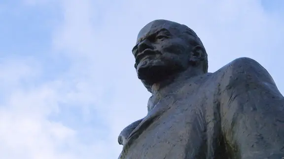 Schweriner Lenin-Statue von schräg unten