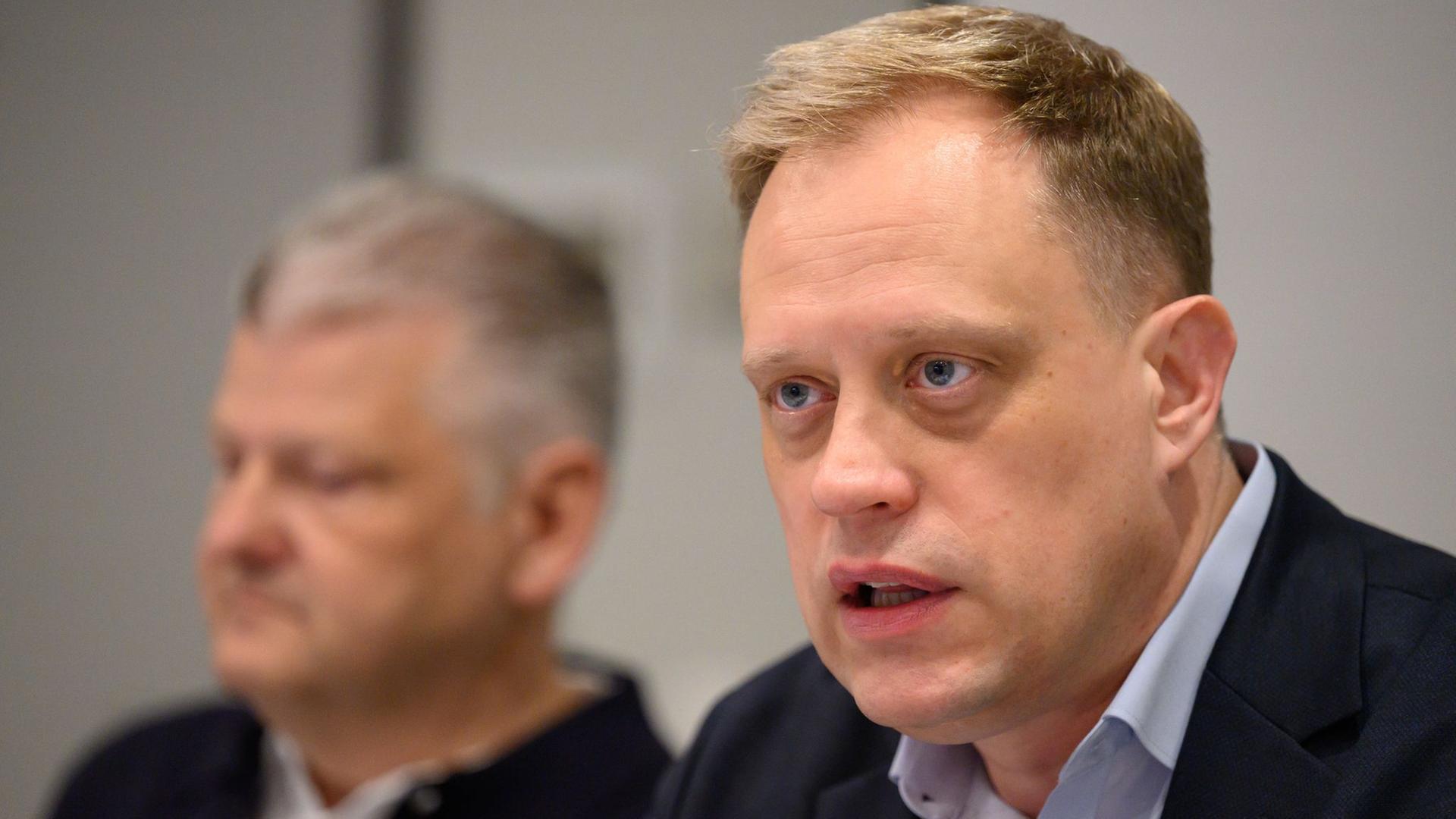 Wiard Siebels (r), parlamentarischer Geschäftsführer der SPD-Fraktion im Niedersächsischen Landtag, spricht bei der Abschluss-Pressekonferenz nach der Klausurtagung der SPD-Landtagsfraktion. Daneben sitzt Stefan Politze. | dpa, Swen Pförtner