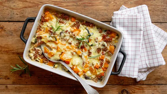 Vollkorn-Nudel-Auflauf mit Käse überbacken auf einem Tisch. | NDR, Claudia Timmann Vollkorn-Nudel-Auflauf mit Käse überbacken auf einem Tisch.