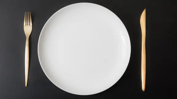 Kontrolliertes Fasten kann beim Abnehmen helfen. | fotolia, Giuseppe Porzani Besteck neben einem leeren Teller.
