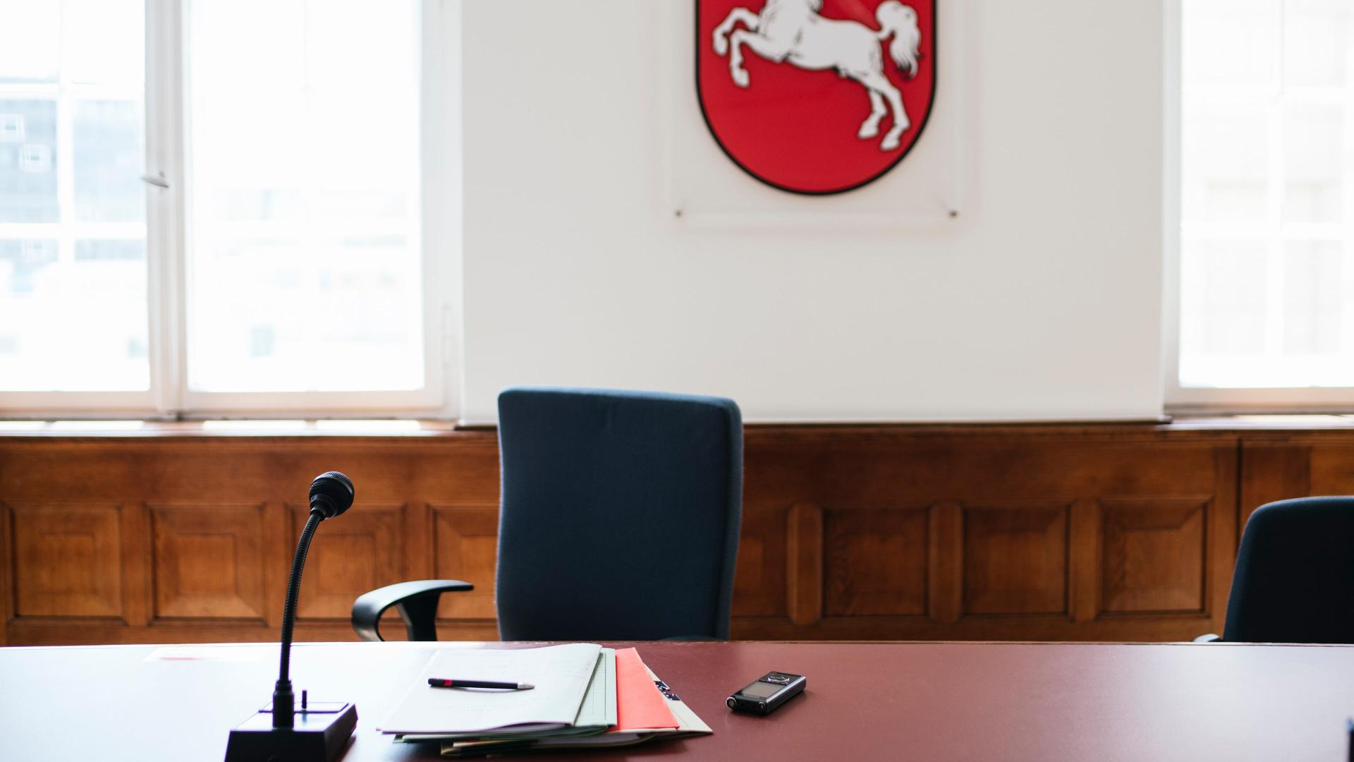Der Richtertisch in einem Gerichtssaal des Amtsgericht Hannover. | NDR, Julius Matuschik