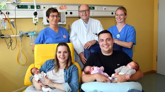 Die glücklichen Eltern mit Arvid, Frieda und Oskar, Chefarzt Dr. Dirk Olbertz sowie den Kinderfachkrankenschwestern Heike Rieder (li.) und Henriette Schumacher.
