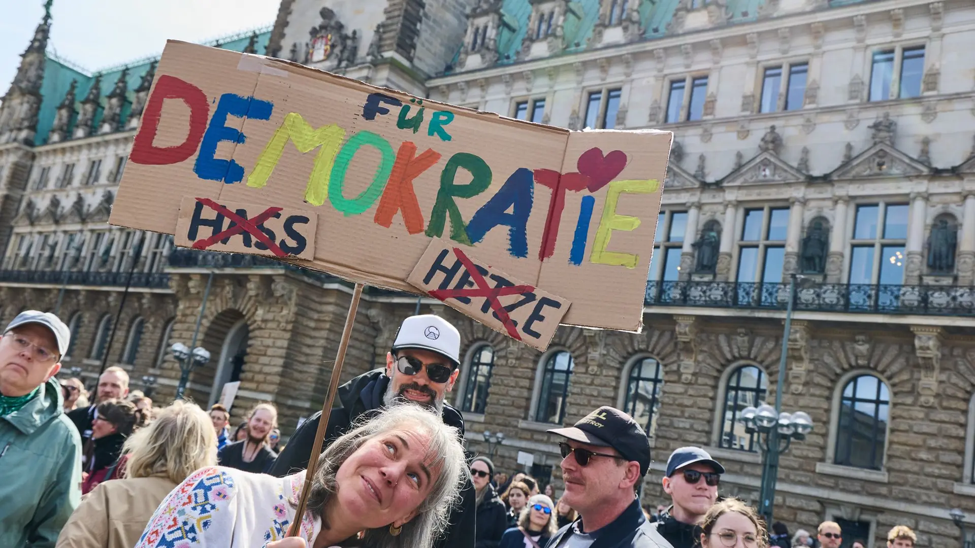 Hamburg: Demonstranten fordern Prüfung rechtsextremer Parteien