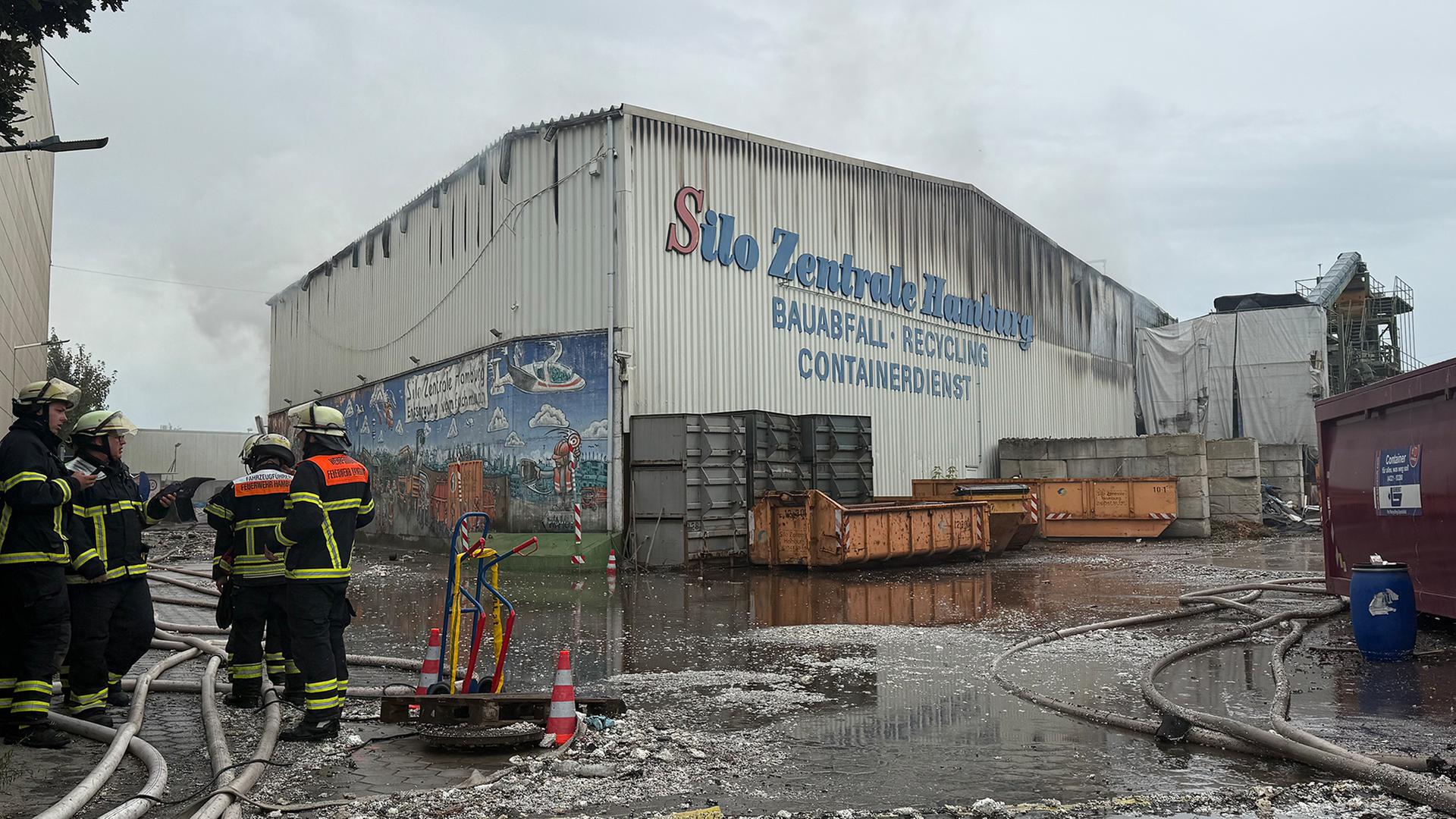 Hamburger Feuerwehr löscht Großbrand in Eidelstedt