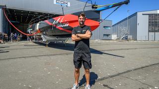 Skipper Boris Herrmann vor der neuen "Malizia 4"