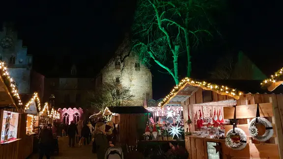 Zum ersten Mal findet in diesem Jahr auf der Burg Bentheim ein Weihnachtsmarkt statt. Bis zur letzten Minute wurde daran gearbeitet.