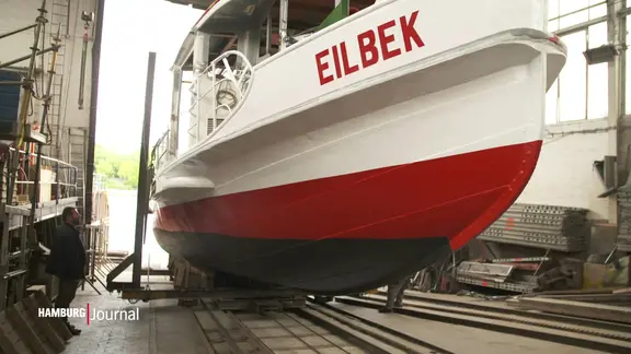Das Schiff "Eilbek" liegt im Schwimmendock.