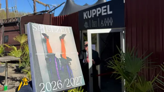 Das Spielzeitheft der Hamburgischen Staatsoper vor dem Eingang der "Kuppel Hamburg".