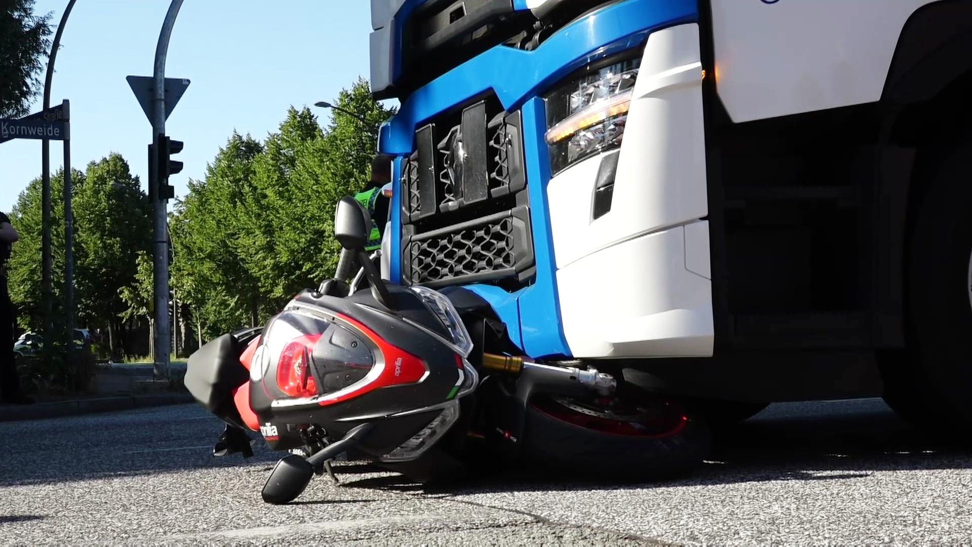 Tödlicher Unfall in Wilhelmsburg: Lkw überrollt Motorradfahrer