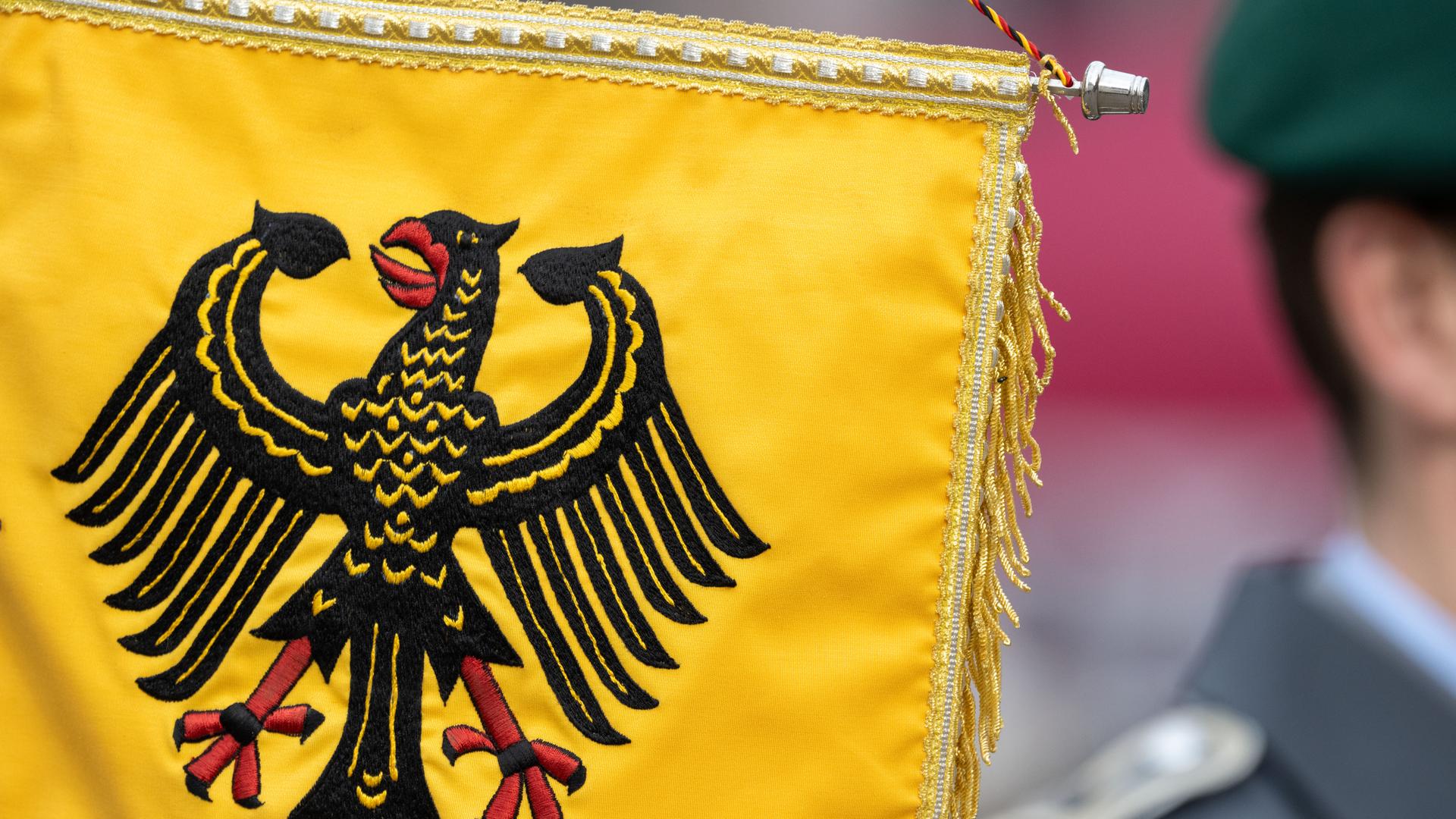 Bundeswehr-Rekruten stehen im März 2024 beim feierlichen Gelöbnis bei der Vereidigungs-Zeremonie im Hafen von Parow. | picture alliance/dpa, Stefan Sauer