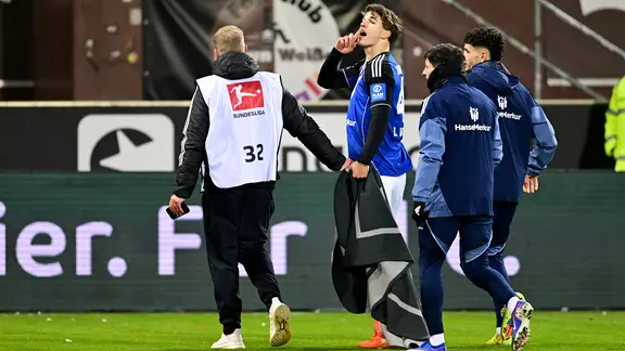 HSV-Verteidiger Luka Vuskovic verlässt mit einer Geste gen Fans den Platz. | Witters/TimGroothuis HSV-Verteidiger Luka Vuskovic verlässt mit einer Geste gen Fans den Platz.