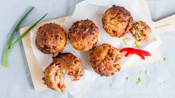 Gemüsemuffins liegen appetitlich auf einem Holzbrett. | NDR, Claudia Timmann Gemüsemuffins liegen appetitlich auf einem Holzbrett.