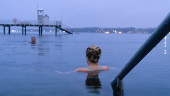 Schon vor der Arbeit gehen viele im Seebad Düsternbrook im Winter baden.