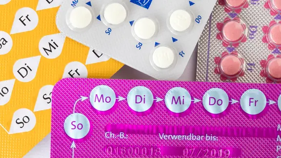 Mehre Blister der Antibabypille liegen auf einem Tisch.