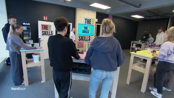 Jugendliche nehmen an einem Quizspiel teil. 