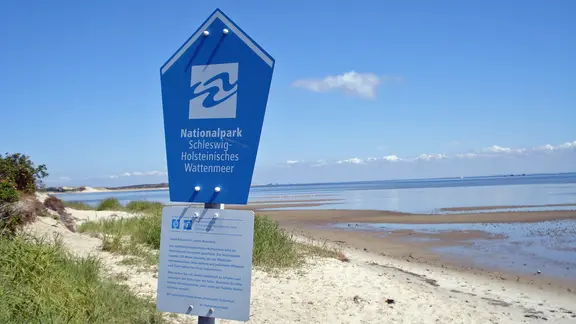 Ein Schild zeigt die Grenze des Nationalparks Wattenmeer auf Sylt an.